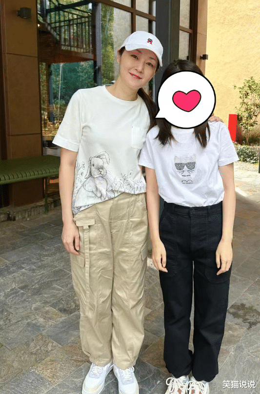 53岁万绮雯近态曝光：皮肤白皙状态佳，气质出众获网友夸赞