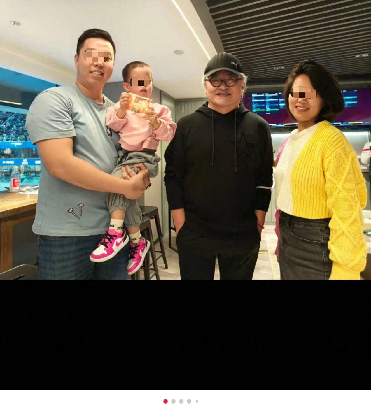 刘欢陪爱妻追星看球，满头白发身材变瘦，付笛生携老婆露面显的沧桑