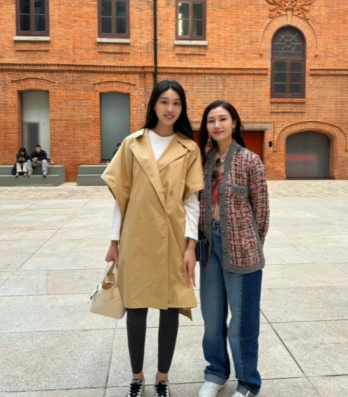 53岁李嘉欣与素人合影沦为陪衬!颧骨高脸颊凹很紧绷,曝夫妻感情