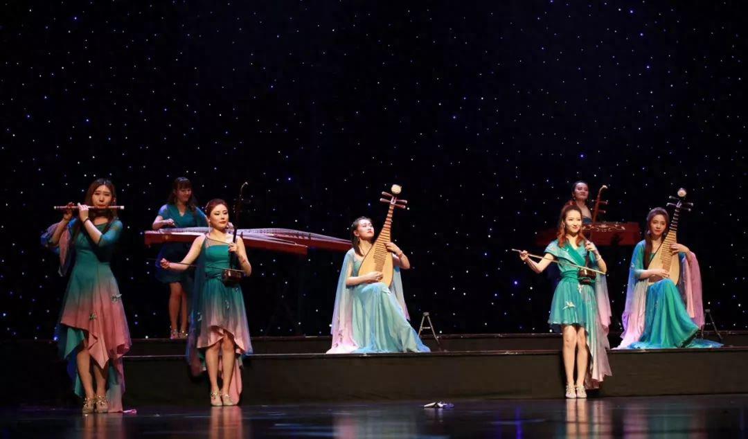 当年爆火的“女子十二乐坊”，放弃中国到日本发展，如愿以偿了吗？