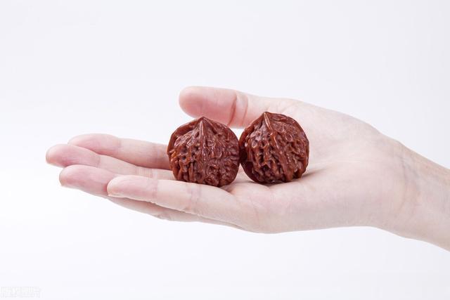 文玩核桃|文玩核桃到底是多刷的红还是多盘的红?