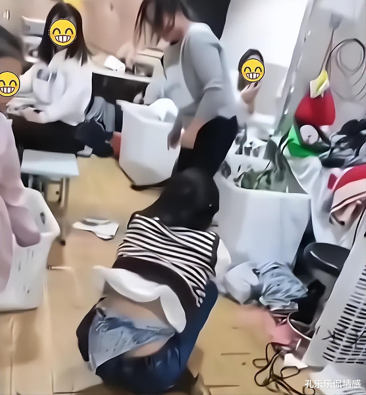 女子和同事大闹,用力过猛竟直接把底裤扯两半,羞得蹲地不敢起身