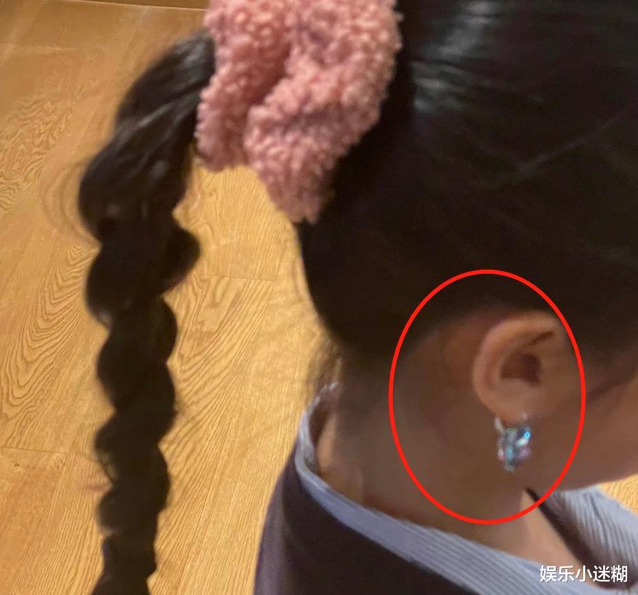 邓超 邓超8岁女儿打耳洞，戴超大耳坠上学太早熟，网友：家教有问题