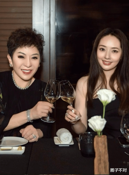 向佐独自带两娃秀爸爸力，豪宅内景罕曝光，客厅又小又乱超接地气