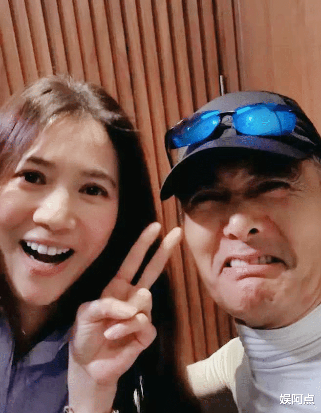 周润发|影帝周润发大摆生日宴,搂抱袁咏仪不断索吻遭拒!发嫂淡然处之