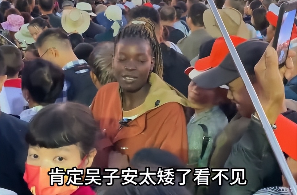 rose参亚运看升旗眼泛泪光,大喊大叫推挤他人遭路人白眼