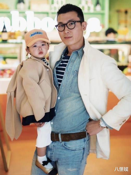 朱珠|朱珠北京上课被拍,素颜独坐在最后一排,配合同学拍照超亲和