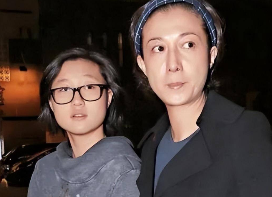 这次，69岁的成龙，终究逃不过“乱采花”的“反噬”