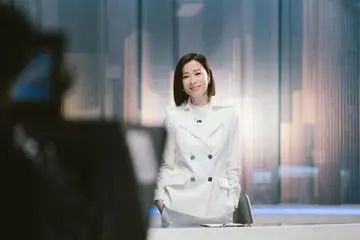 新闻女王最惊艳配角！现实中竟是学霸理疗师，拉高佘诗曼表演层次