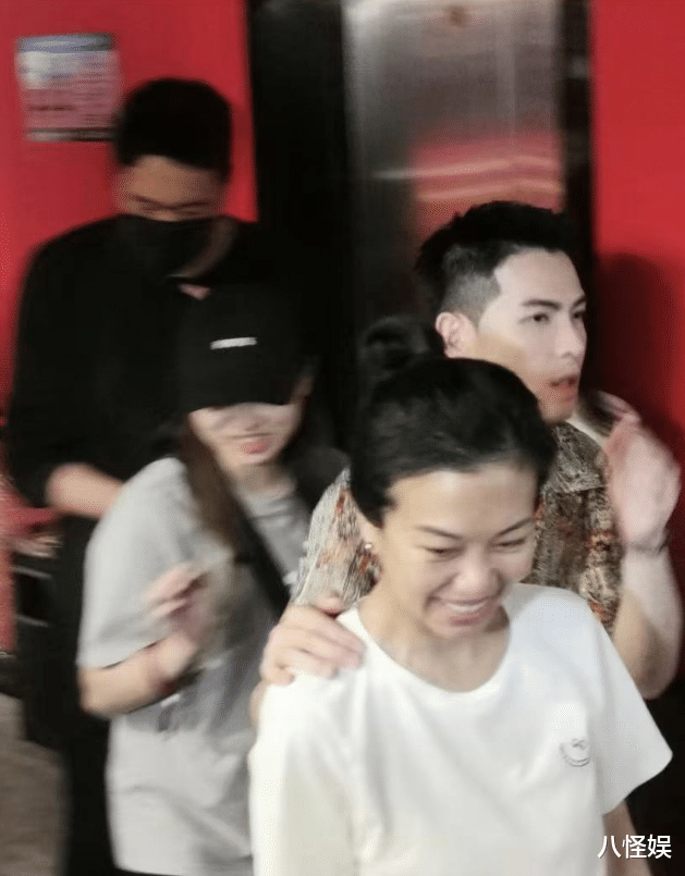 萧敬腾工作间隙忙秀恩爱，高调搂肩老婆好甜，林有慧笑得露出牙龈