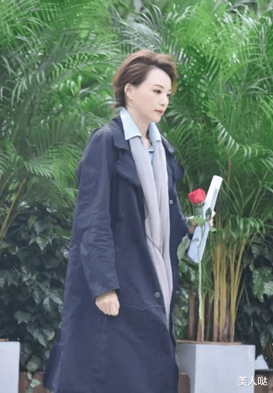 头一回见董卿这造型，烫金发化大浓妆差点认不出，女人味十足