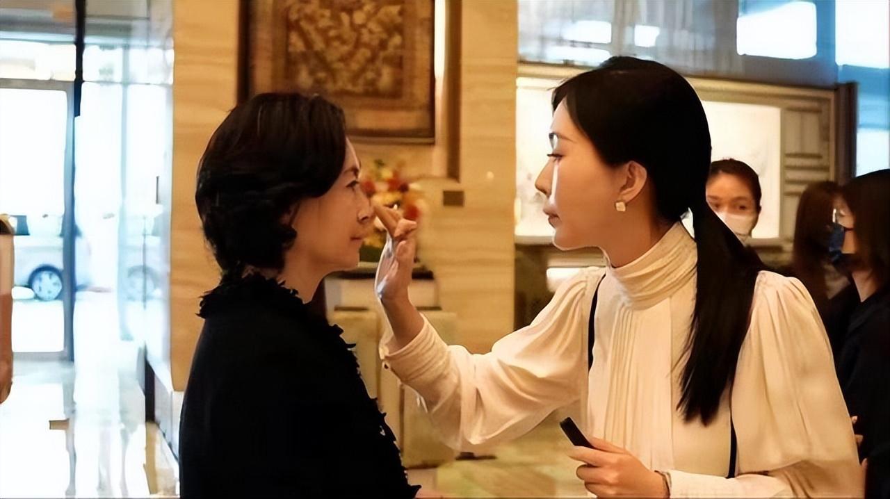 医生|何超琼不愧是赌王千金,同框田朴珺矮半个头,但气质却高出一大截