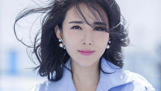 演员颜丹晨平安夜说错话，官方震耳发声，鲜明对比引评论区沦陷