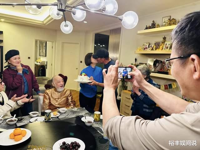 戚美珍|苗侨伟与妻子甜蜜K歌,吴启华随声摇摆,61岁戚美珍沧桑到不敢认