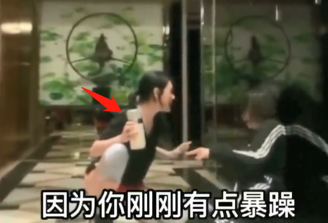 小S给舞蹈老师喝镇定剂!对方摇头晃脑在地上爬,小S:不乖就去死