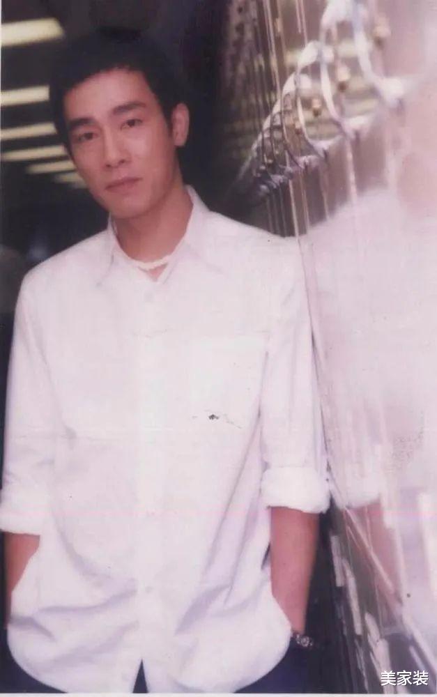 “山鸡哥”陈小春: 住着上亿豪宅,却连几件像样家具都没有!