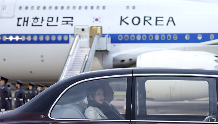 韩国第一夫人英国首秀来啦!抵达后就开始营业,紫裙新造型超惊艳