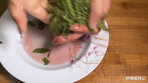 香椿芽|香椿芽不拌,不炒,和肉馅一起做饺子,鲜嫩咸香,皮薄馅大真好吃
