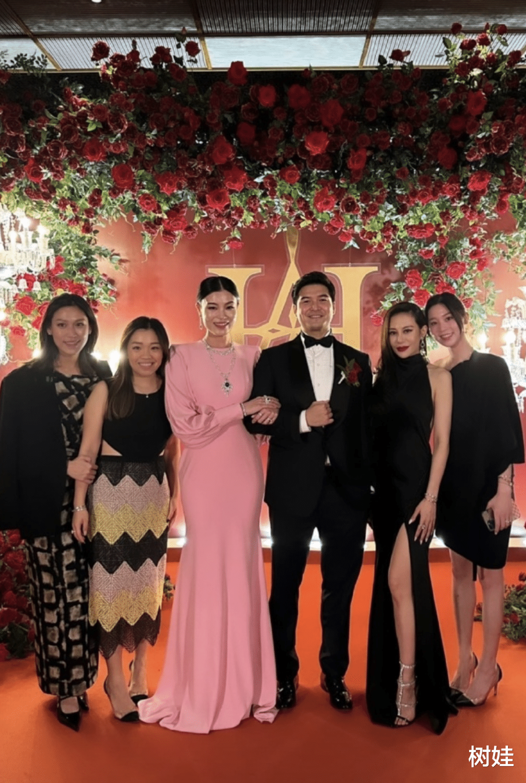 富二代|石鉴辉孙女办婚宴场面盛大,富二代名媛集体出席,何猷亨即兴献唱