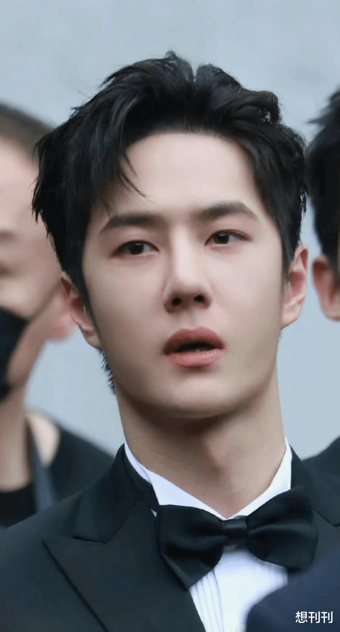 发际线|牛眼、高耸鼻、小丑上扬嘴角，极度夸张五官是内娱明星的畸形审美