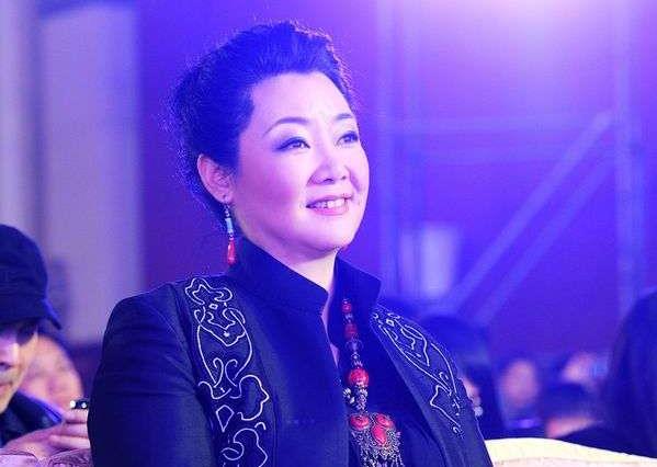 萨日娜：结婚33年只生孩子不做饭，帅气演员丈夫潘军却把她宠成宝