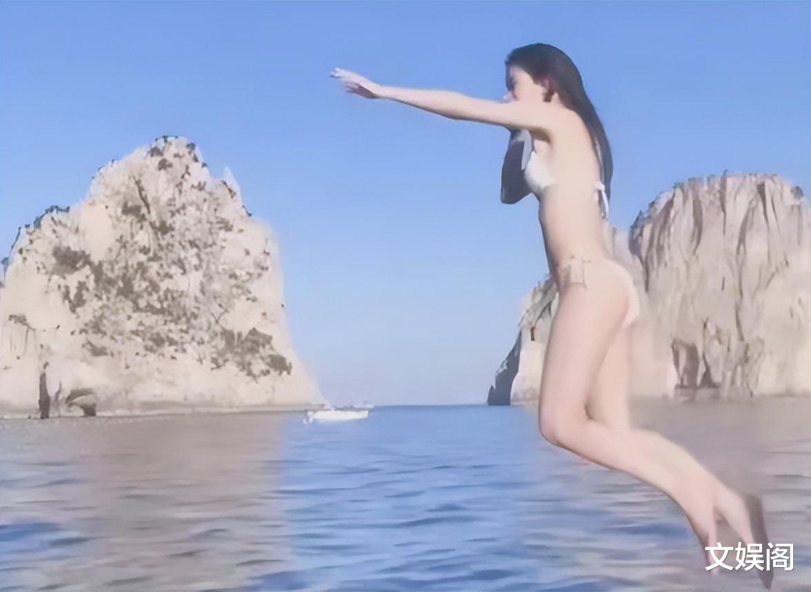 杨颖疑似新恋情曝光！与富商海滩度假，身穿白色泳衣尽显好身材