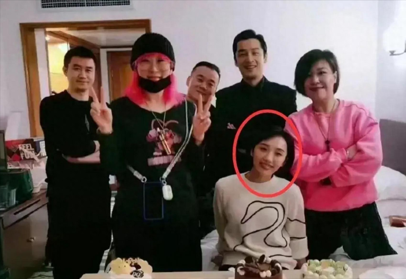 男顶流与经纪人关系曝光，疑似亲密照流出？本人回应来了