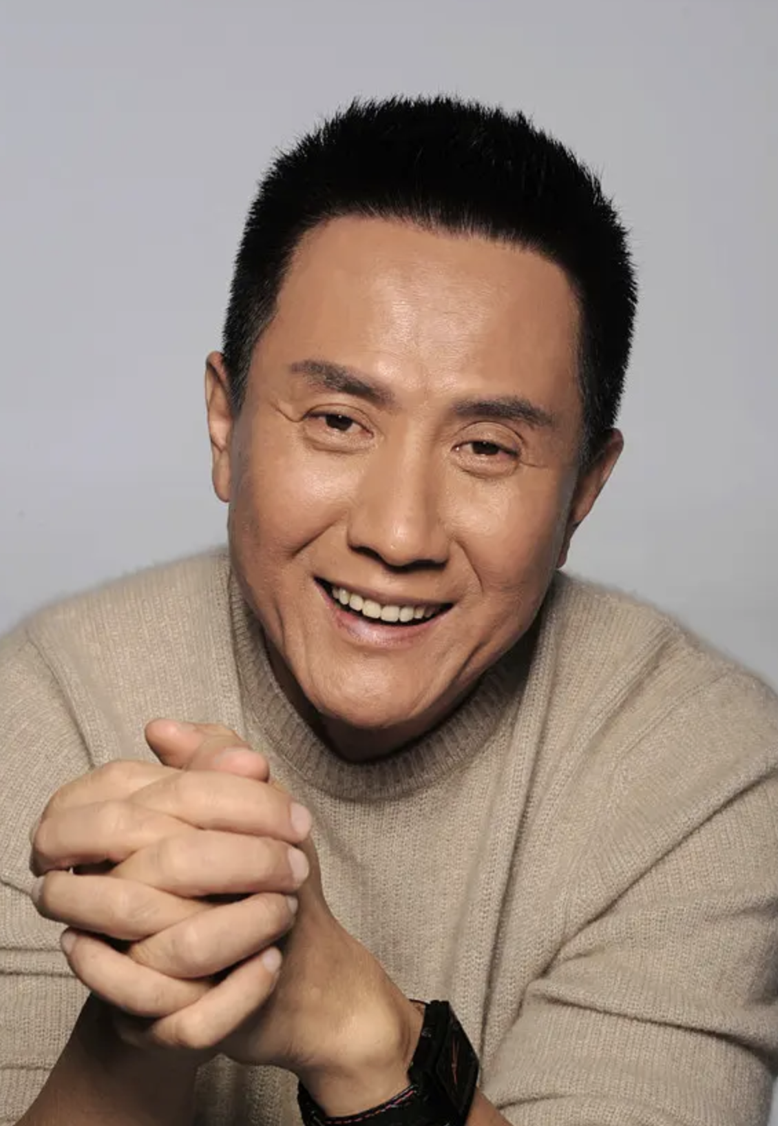 演员张志坚:62岁才大红,娶了忠实粉丝为妻,活成一股清流