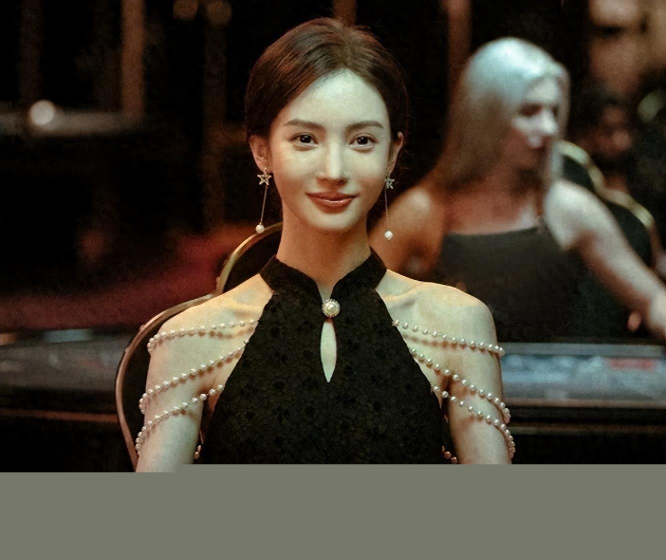 真人干瘦枯黄，荧屏上惊艳全场，这7位女星上镜前后反差巨大，来对比一下