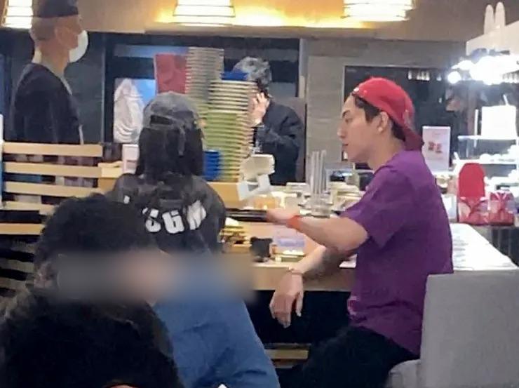 |王大陆蔡卓宜高调秀恩爱，甜蜜喂食牵手逛街，交往两年仍在热恋期