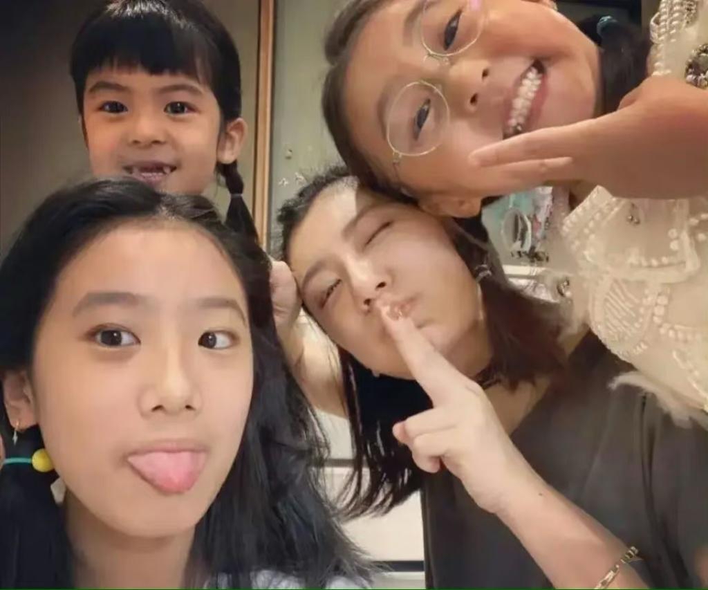 贾静雯全家游日本，一家五口罕合体，18岁梧桐妹戴鼻环舌钉染红发