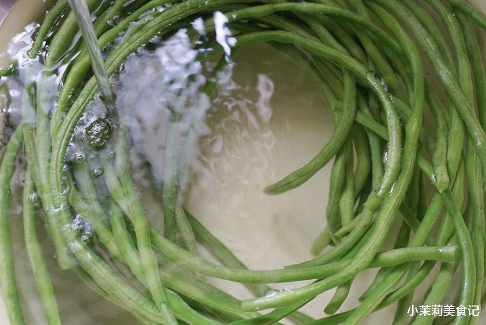 美食教程|晒干豆角,只焯水和直接晒都不对,老奶奶教2招,香味更浓更耐放