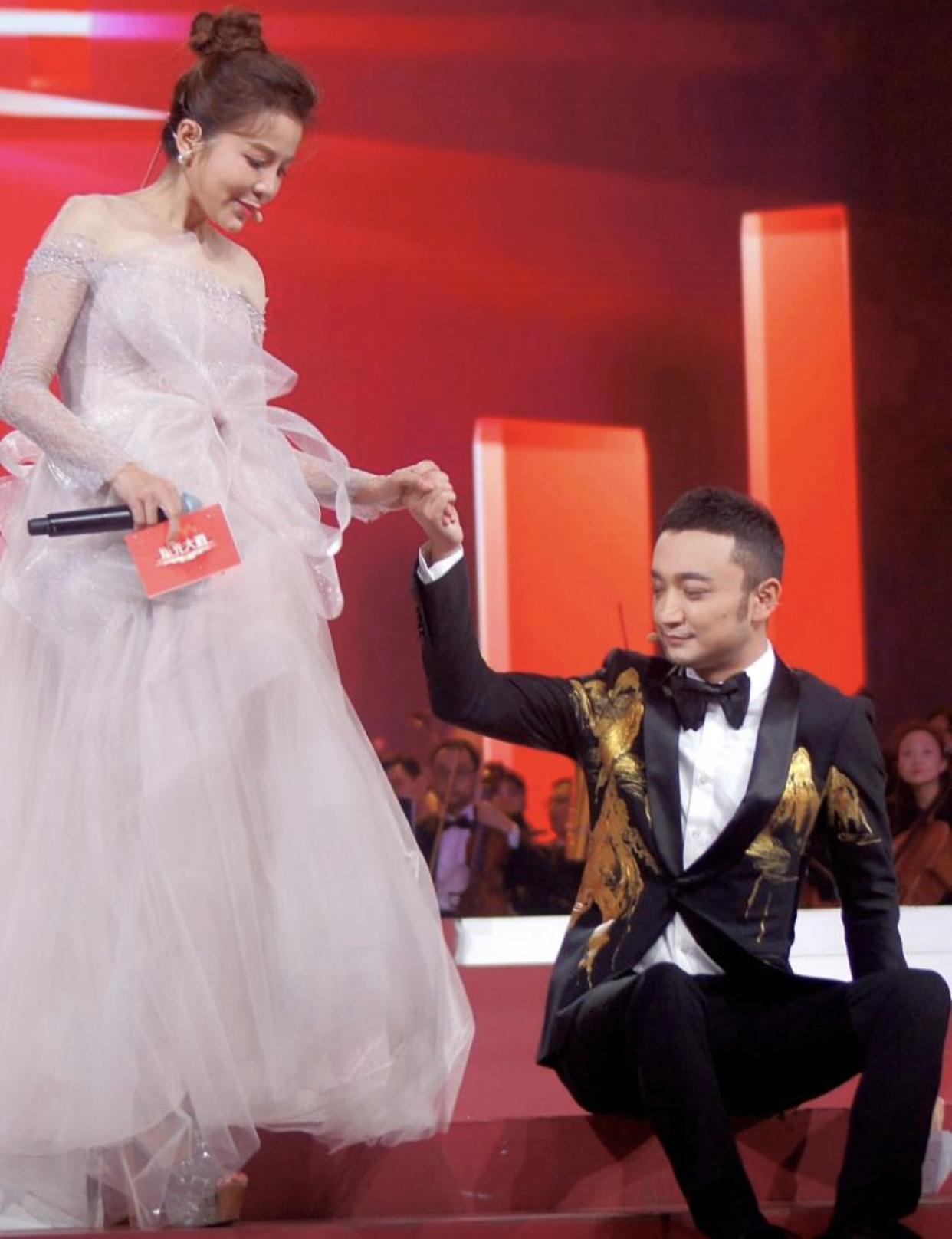 朱迅|尼格买提公主抱大10岁朱迅，紧捂女方裙摆好绅士，两人曾贴脸亲吻