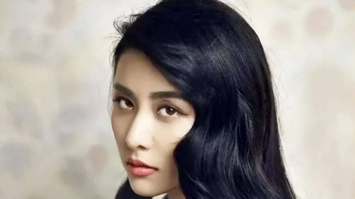 表面是国民媳妇，私下被王思聪称为富豪收割机，如今几乎无戏可拍