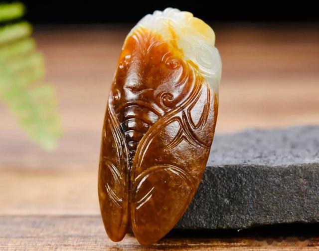 龙钞|玉石圈的C位之争！和田玉与翡翠应该怎么选？