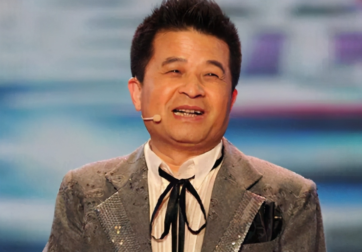 64岁毕福剑罕见现身,住北京13万一平豪宅,画室杂乱老年斑明显