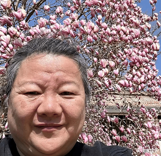 陈凯歌前妻定居法国，和现任逛街路遇骚乱场面，染紫发露怪异表情