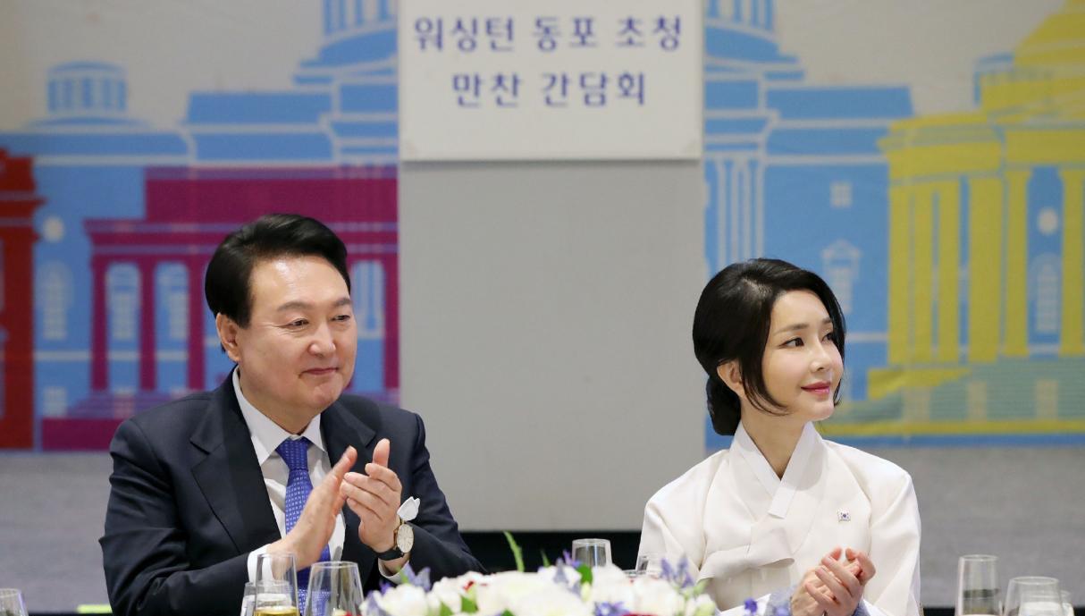 李雪主 韩国夫人访美第一天就美翻！挽起长发娃娃脸好富态，还撞脸李雪主