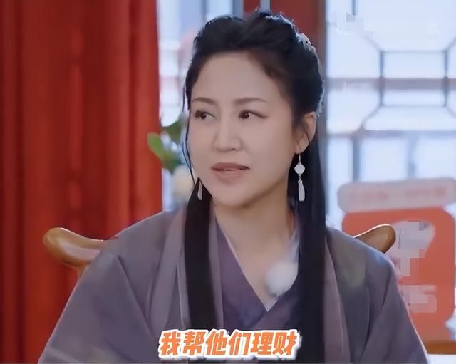 陆毅|47岁陆毅还有少年感!带女儿吃饭亲自喂饮料,贝儿比妹妹漂亮太多