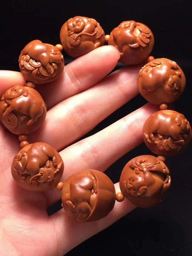 橄榄核|橄榄核雕刻小猪是什么意思?佩戴小猪核雕好不好?