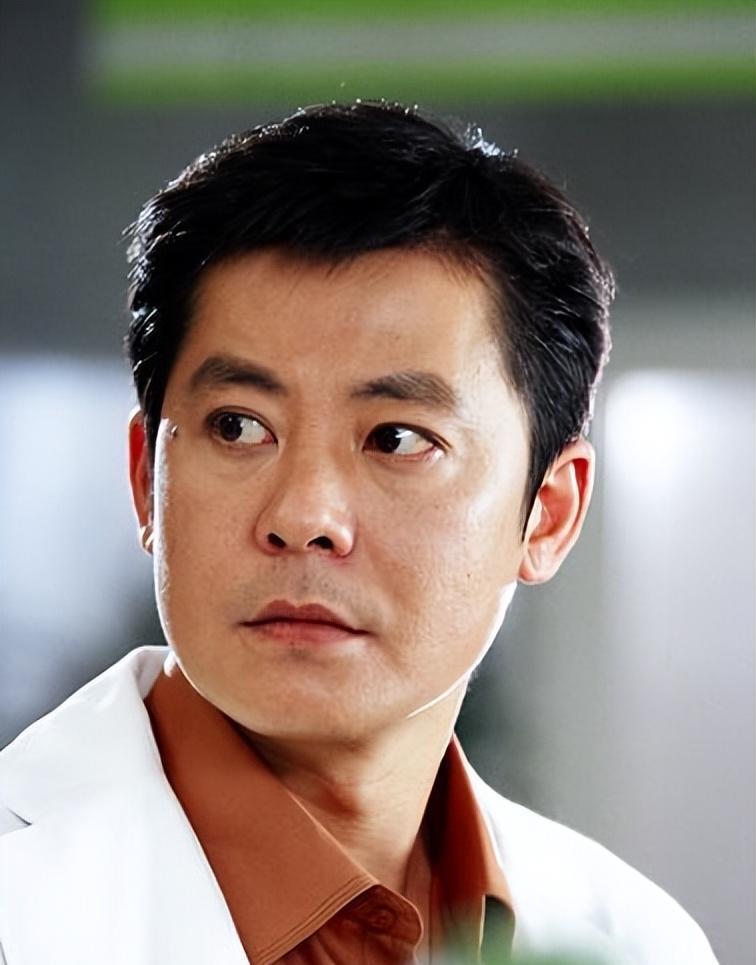 57岁戏骨全家定居在美国,拿着在中国赚的钱,住豪宅、大赞国外风景