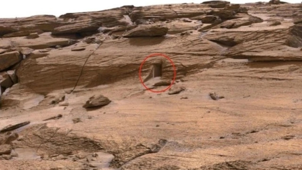 火星出现一道门，白色精灵从地底下“飞出”，真相到底是什么？