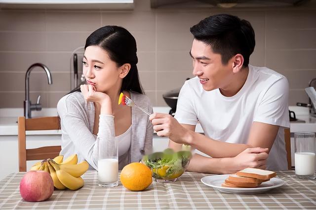 体内有癌，吃饭先知？忠告：吃饭时出现这4种异常，警惕身体警报