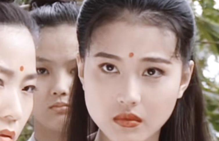 |周海媚：婚姻失败后放纵的一生，靠美貌征服9个男人，现与爱犬相伴