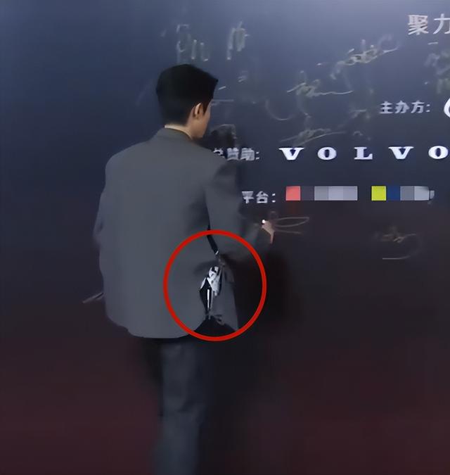 明星|红毯上明星的猎奇造型：穿肚兜，穿雨靴，披“床单”，戴刷碗手套