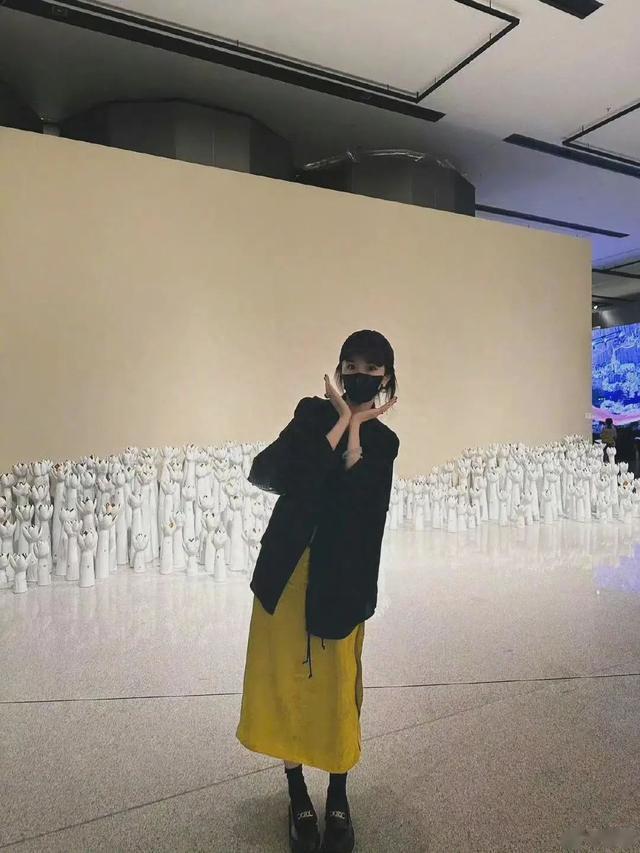 杨幂分享看展的自拍,身材瘦小穿的单品都普通,但时尚感是真的强