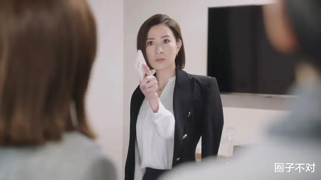 佘诗曼把200块的ZARA穿出爱马仕的气势|《新闻女王》职场造型解析