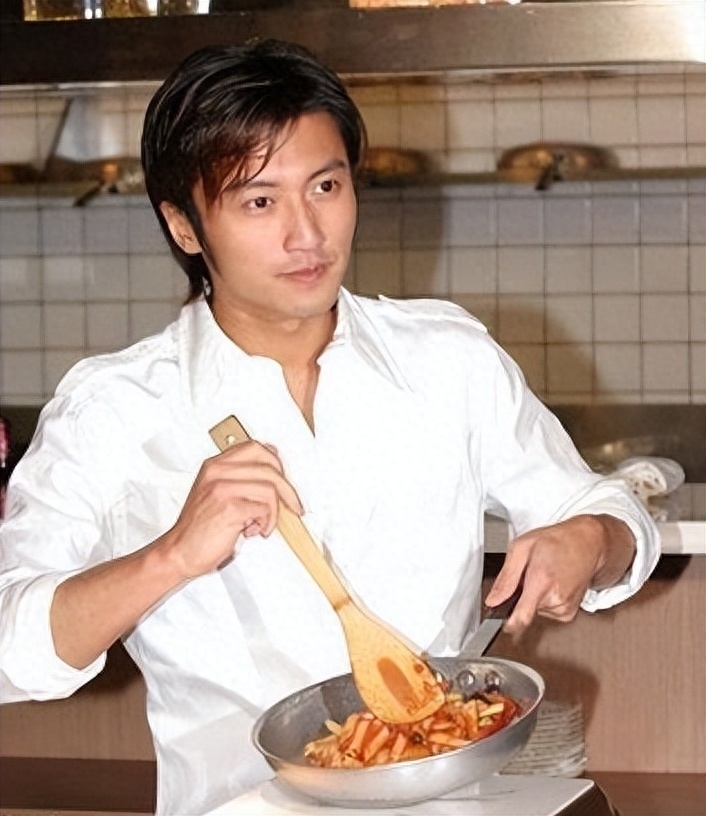 刘德华谢霆锋合影，年龄相差19岁状态像同龄人，网友：谢像失恋了