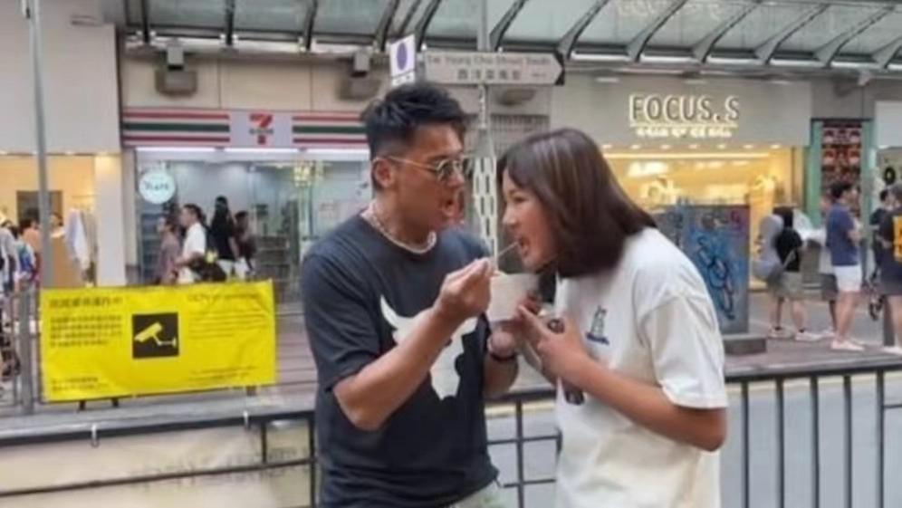 靠晒父女情洗底？知名港星带女儿街头吃鱼蛋，疑似为回港发展准备