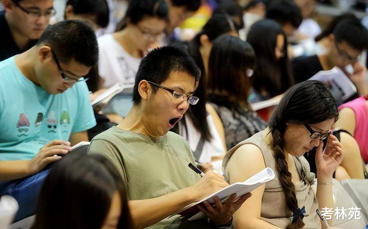 大学生|超七成大学生称身边同学选择“延毕”，“挂科多”反而成优势